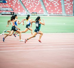 Die Sprunggelenke werden beim Sprint einer enormen Belastung ausgesetzt. Die Sprunggelenke werden beim Sprint einer enormen Belastung ausgesetzt.
