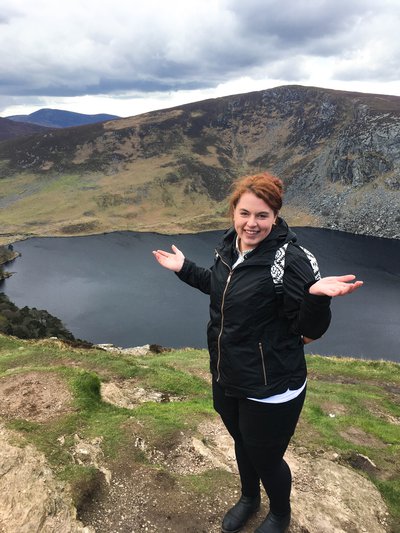 Zurzeit ist Jana in Irland – mit im Gepäck: Sowohl eine schwarze als auch eine hautfarbene Flachstrick-Versorgung.