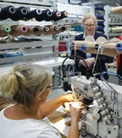 Beeindruckt war die Präsidentin der Deutschen Gesellschaft für Lymophologie vor allem von den vielen Arbeitsschritten, die in der Konfektion anfallen.