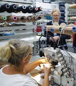 Beeindruckt war die Präsidentin der Deutschen Gesellschaft für Lymophologie vor allem von den vielen Arbeitsschritten, die in der Konfektion anfallen. Beeindruckt war die Präsidentin der Deutschen Gesellschaft für Lymophologie vor allem von den vielen Arbeitsschritten, die in der Konfektion anfallen.