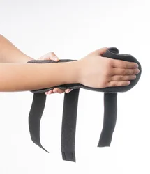 Öffnen Sie alle Klettverschlüsse der Dynamics Carpalorthese