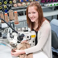 Pauline, Auszubildende zur Modenäherin bei Ofa Bamberg, bei ihrer Arbeit in der Konfektion. 