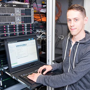 Michél hat sich schon immer für Technik, IT und Programmierung interessiert. Bei Ofa Bamberg kann er sein Hobby zum Beruf machen.